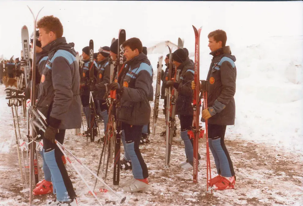 Realización de prácticas de esquí en Candanchú en marzo de 1986