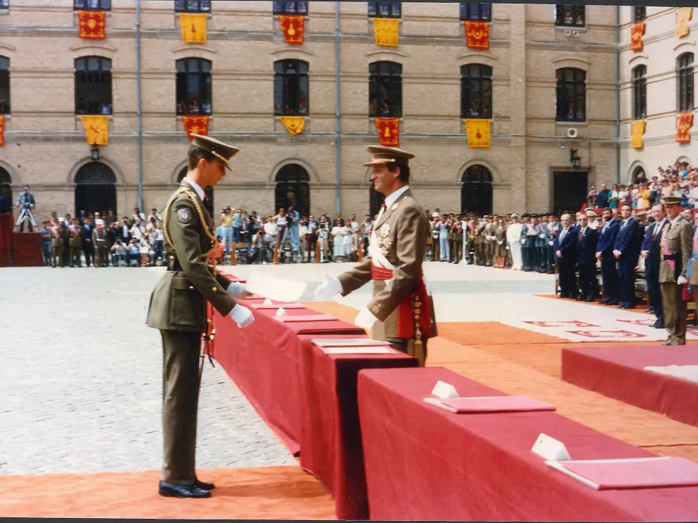 Entrega del nombramiento de alférez del Príncipe Felipe y la gran cruz al mérito militar que le impuso su padre, el rey Juan Carlos, el 10 de julio de 1986.