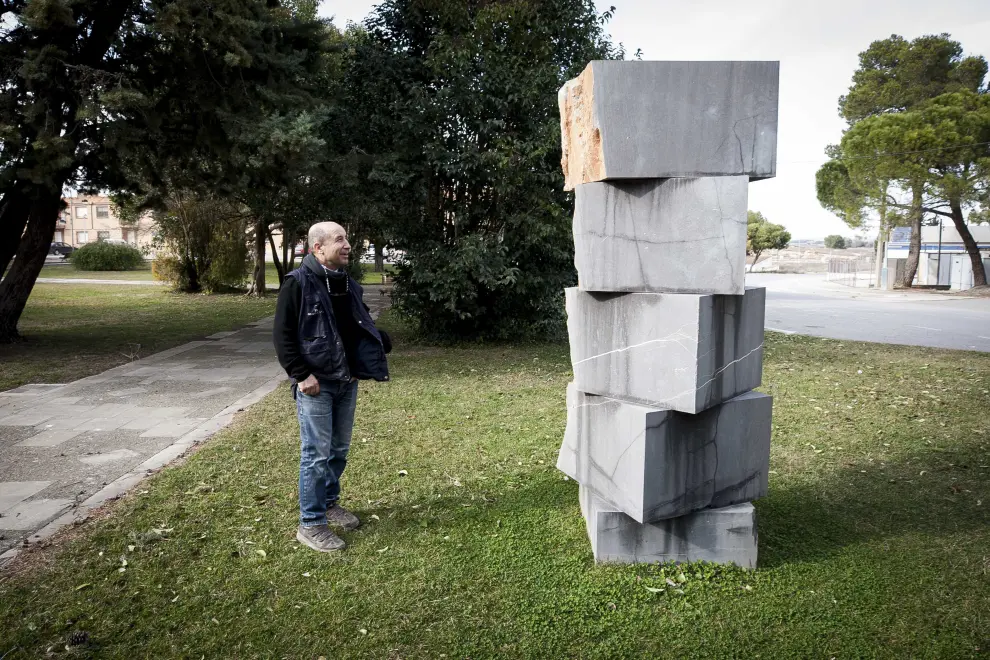Ramón Capel, alcalde de Vencillón, en la escultura 'Crecimiento', de Mario Molins.