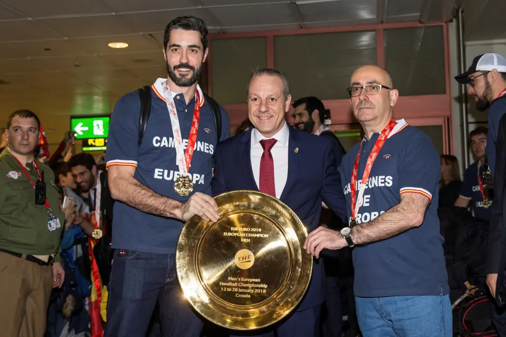 El capitán de la selección nacional de balonmano, Raúl Entrerríos, el presidente de la Federación Española, Francisco Blázquez y el seleccionador Jordi Ribera.