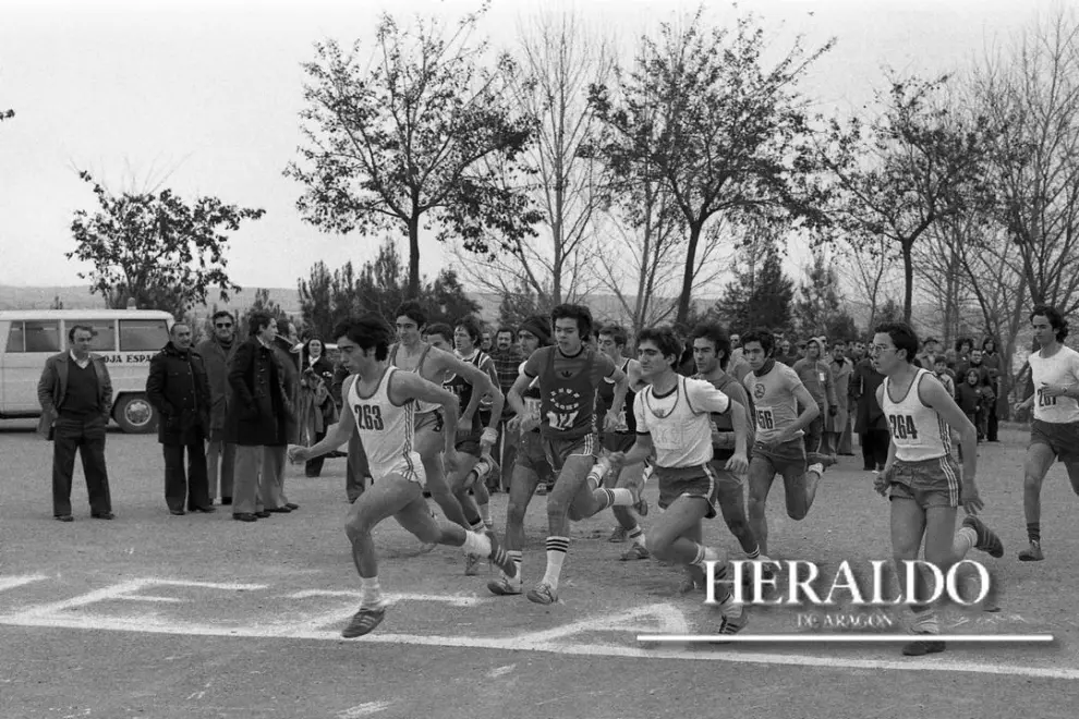 Celebración de la XXXVII Copa San Valero de cross con motivo de la festividad del patrón de Zaragoza hace ahora 40 años, el 29 de enero de 1978. El aragonés, con ficha por el C. N. Barcelona, Amado Hernández, fue el ganador absoluto. Por equipos venció el C. N. Helios.