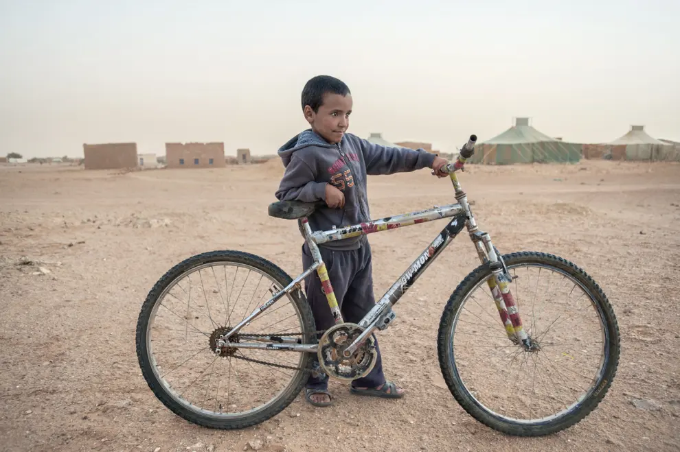 Un niño espera con su bicicleta. Smara, marzo de 2016