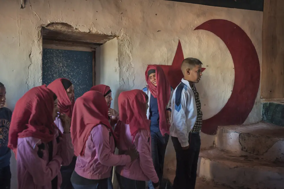 Escolares esperan su turno para participar en una fiesta local. Dajla, marzo de 2016.