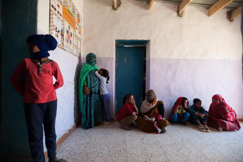 Mujeres y niños esperan su turno en una clínica oftalmológica. Bojador, marzo de 2016.
