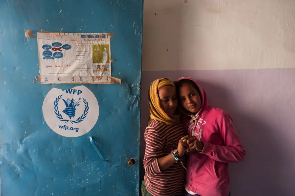 Dos niñas esperan su turno en una clínica. Bojador, marzo de 2016