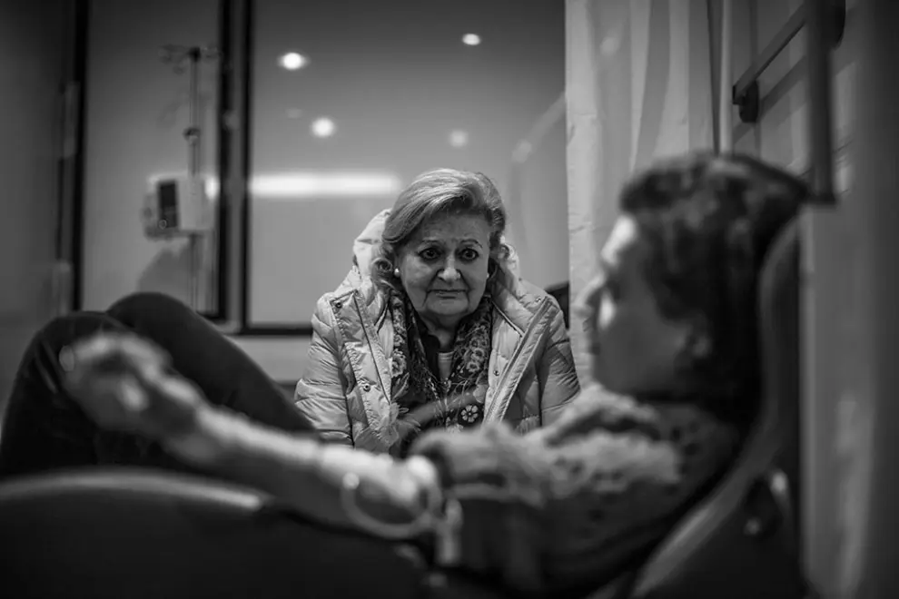 La madre de Piedad vigila a su hija dormida mientras recibe quimioterapia en el Hospital Universitario Reina Sofia, Murcia, España, diciembre 2017. (Manu Brabo/MeMo)