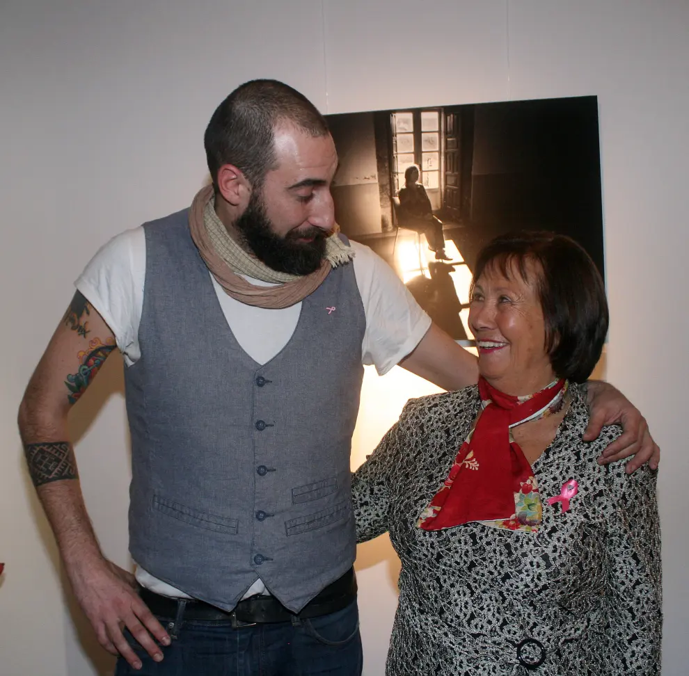 Con Olga Sotelo, una de las mujeres que aparecen en las fotos.(Iñaki Etxarri)