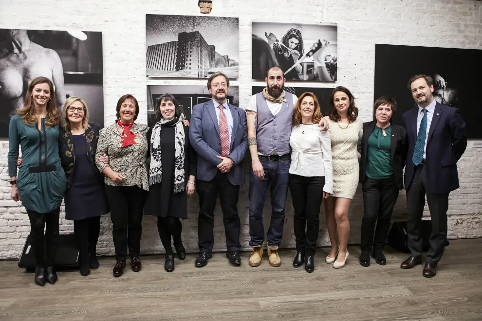 Manu Brab, con todas las mujeres que participan en el proyecto: enfermas, médicos, enfermeras...(Iñaki Etxarri)