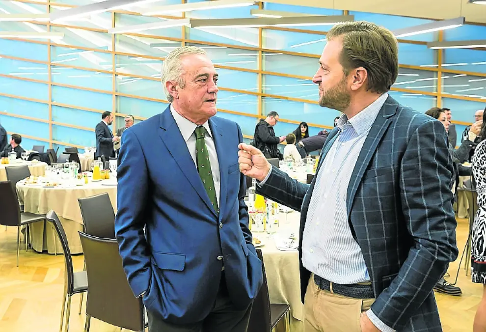 Javier Sada (PSOE) conversa con Fernando Ledesma (PP) antes de dar comienzo el desayuno informativo.