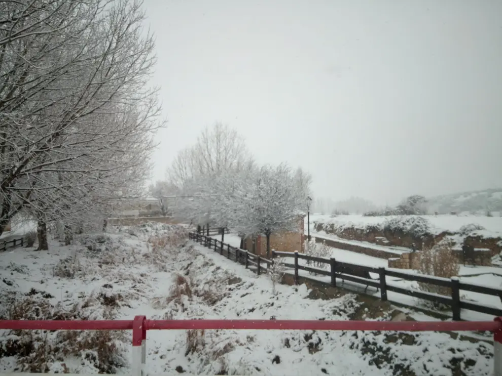 Las cadenas son necesarias en 12 vías aragonesas y más de 20 están afectadas por la nieve, principalmente en la provincia de Teruel. En la imagen, Ferreruela de Huerva.