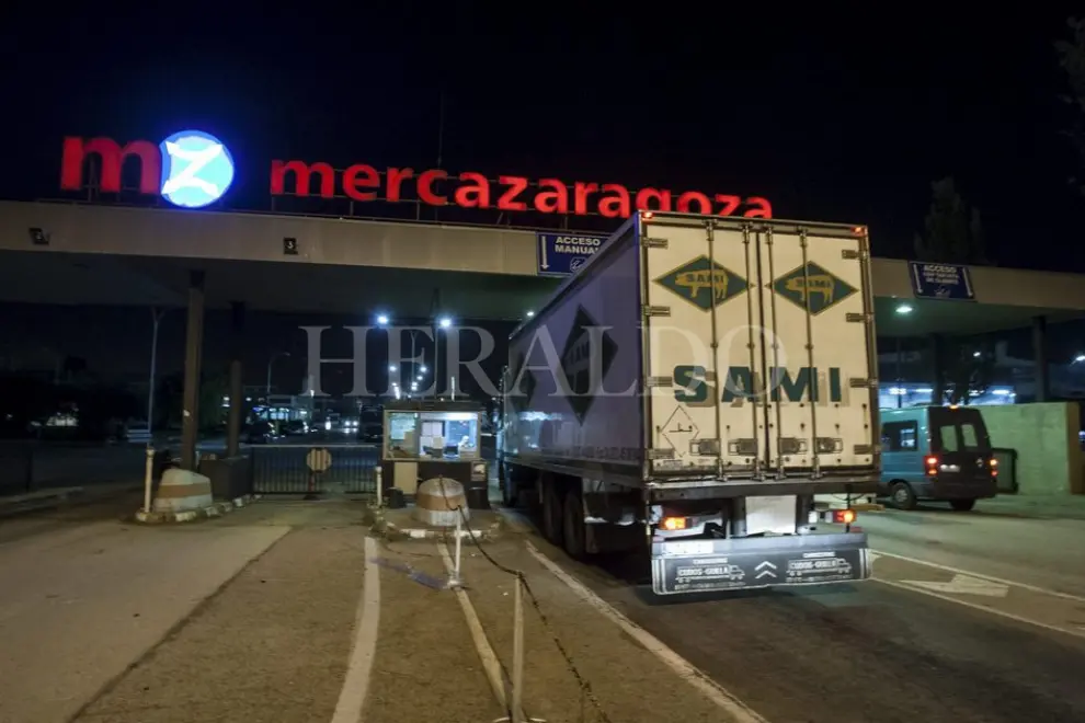 Camión entrando a Mercazaragoza el 25 de septiembre de 2013.