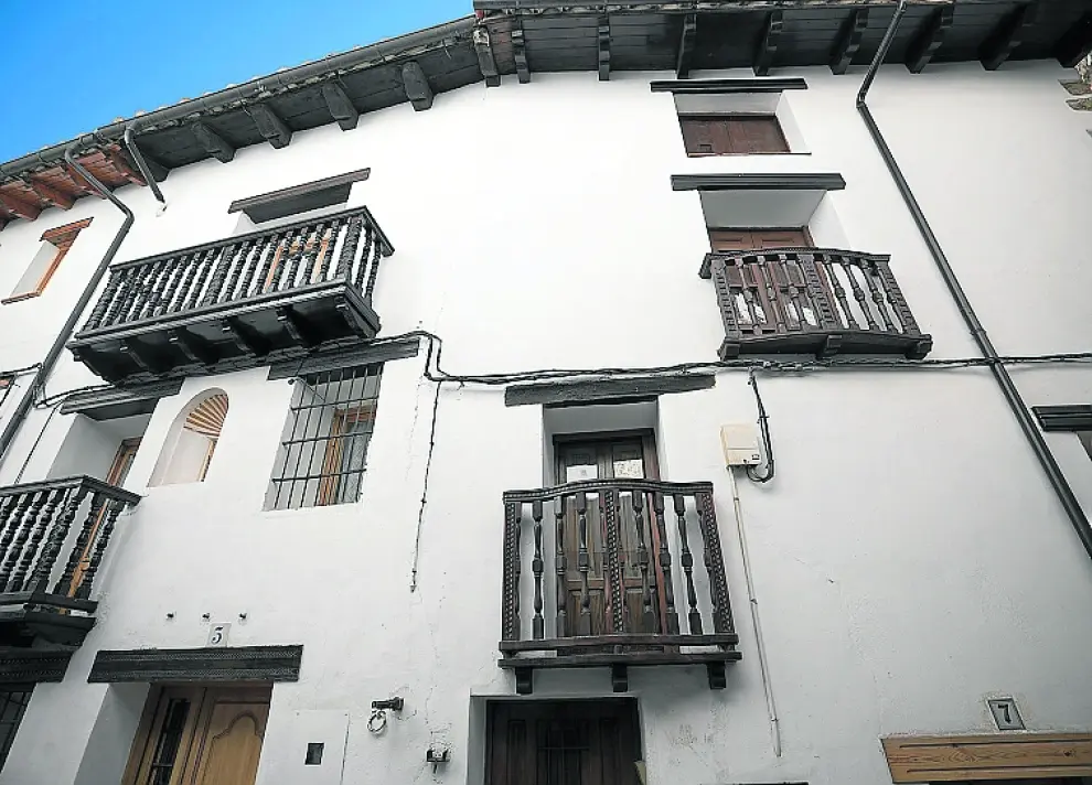 Balcones de madera, típicos en Linares.