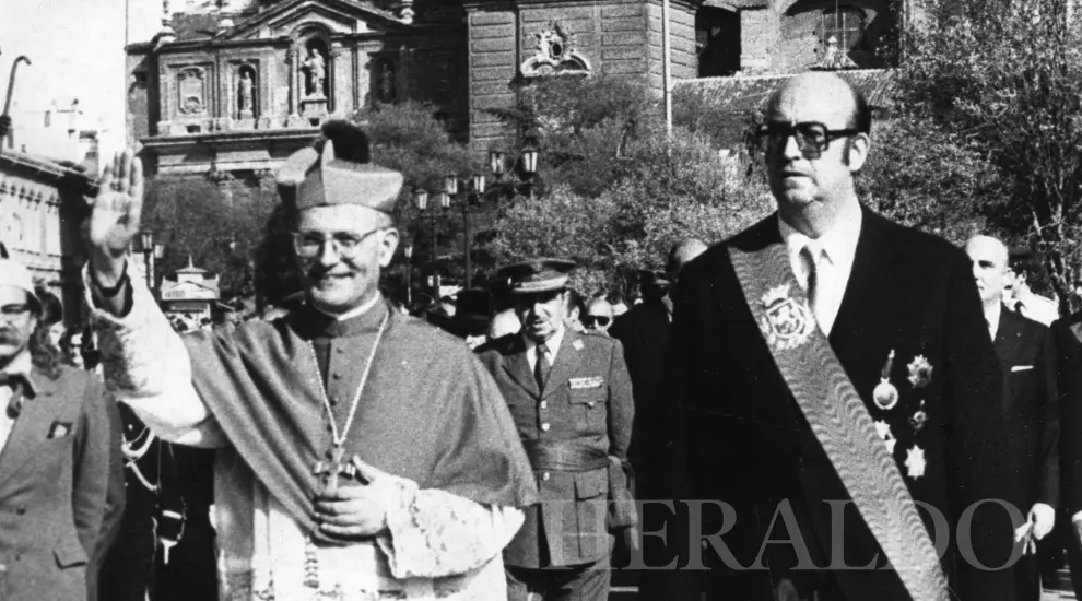 Entrada oficial en la ciudad de Zaragoza de monseñor Elías Yanes como nuevo arzobispo de Zaragoza, el 11 de julio de 1977. En la foto, acompañado por el entonces alcalde don Manuel Merino