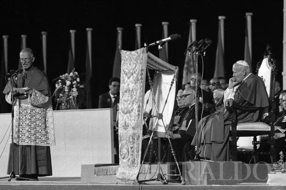 El arzobispo Elías Yanes recibe al papa Juan Pablo II en su viaje a Zaragoza, el 11 de octubre 1984.