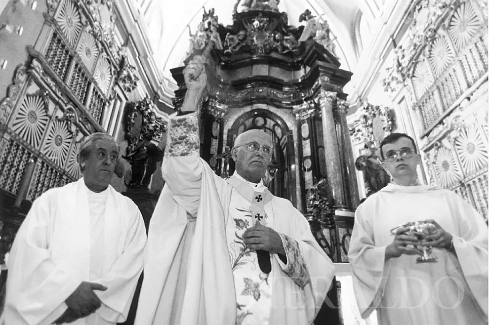 El arzobispo de Zaragoza, monseñor Elías Yanes, realiza la bendición del templo tras los trabajos de restauración de la iglesia de Santa Isabel, el 4 de julio de 1998.