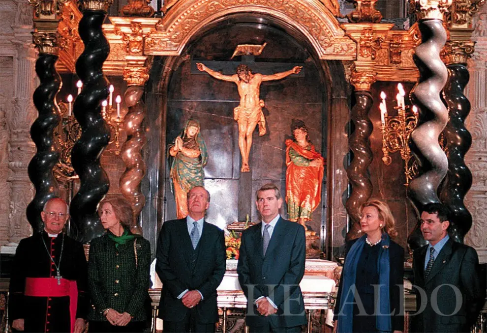 Los entonces reyes de España don Juan Carlos y doña Sofía, acompañados de Elías Yanes como arzobispo de Zaragoza, Santiago Lanzuela, Luisa Fernanda Rudi y Emilio Eiroa, durante los actos de inauguración de la Seo de Zaragoza tras su restauración, el 11 de noviembre de 1998.