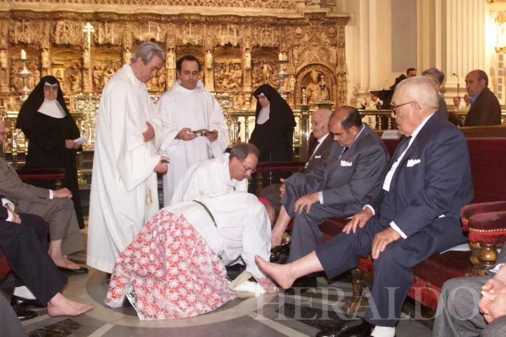 Ceremonia del lavatorio de los pies durante la Semana Santa zaragozana de 1999
