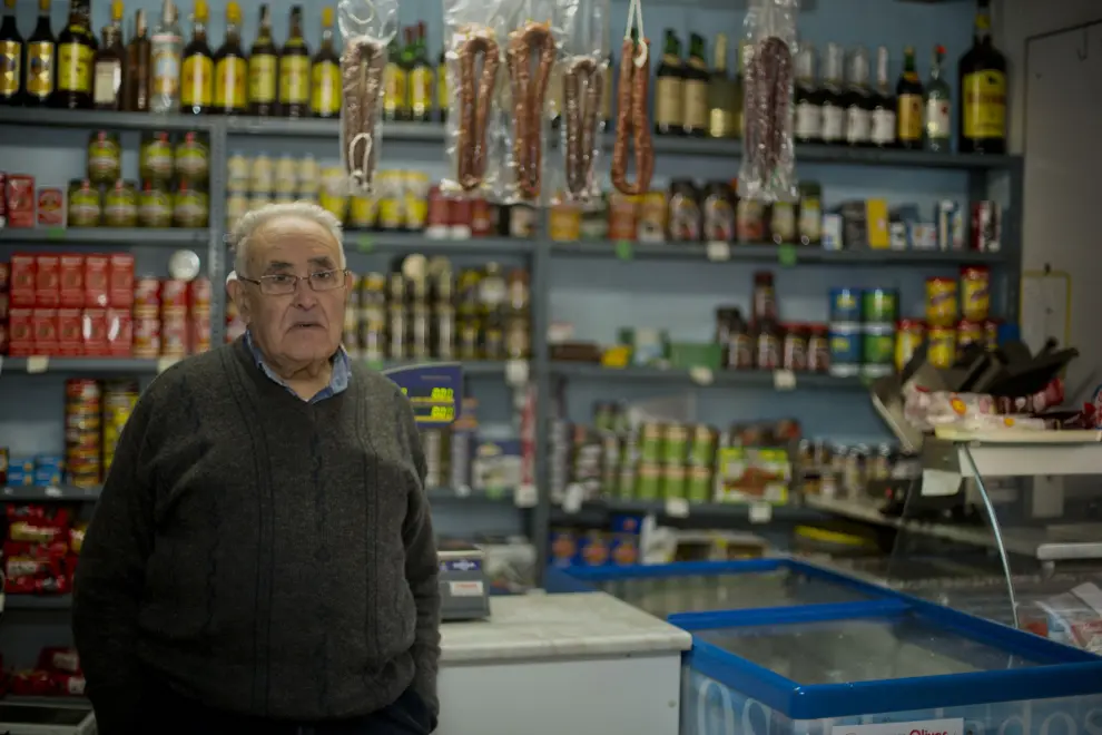 Adrián Martínez en la tienda que heredó de sus padres y que acumula 99 años de historia.