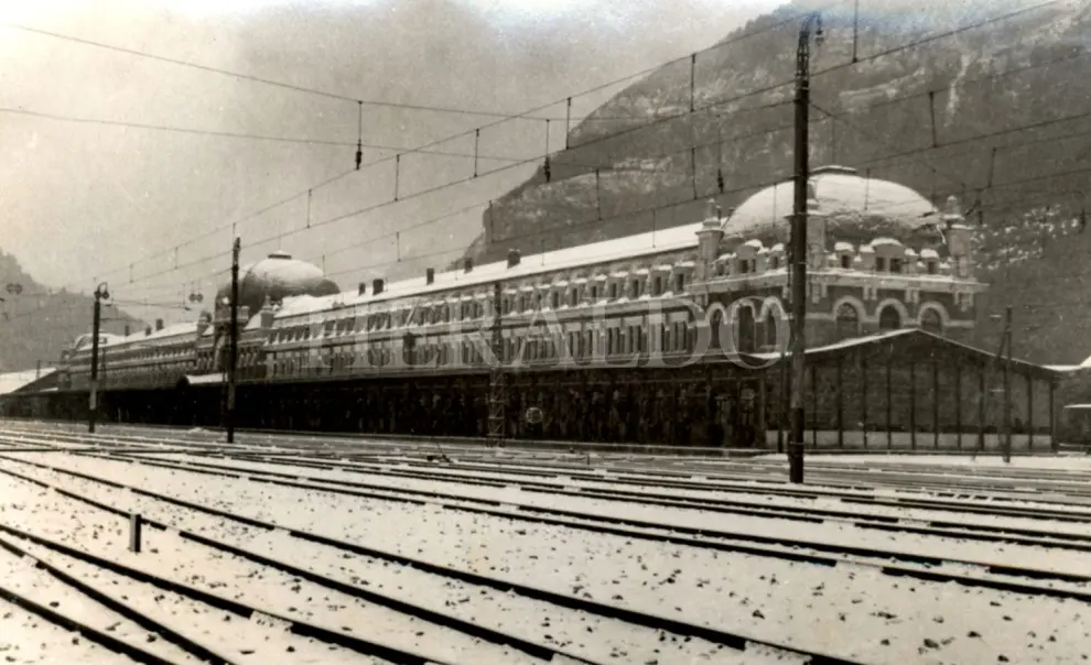 La Estación Internacional de Canfranc amaneció cubierta de nieve el 21 de febrero de 1948.