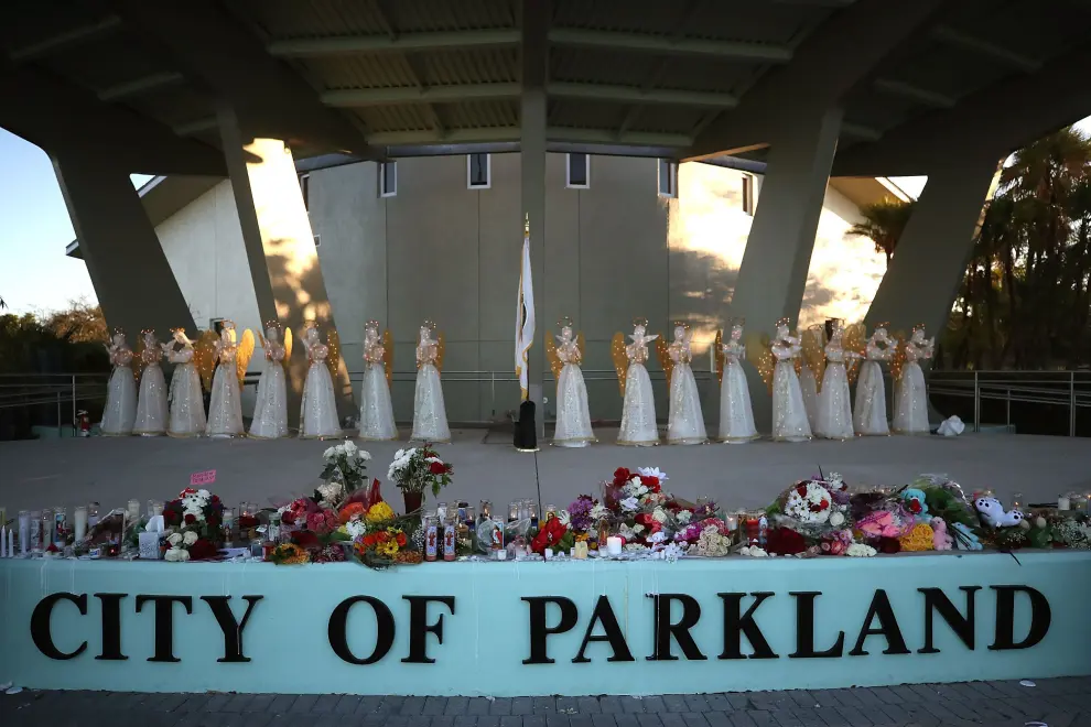 Parkland comienza a enterrar a los fallecidos en el instituto Douglas