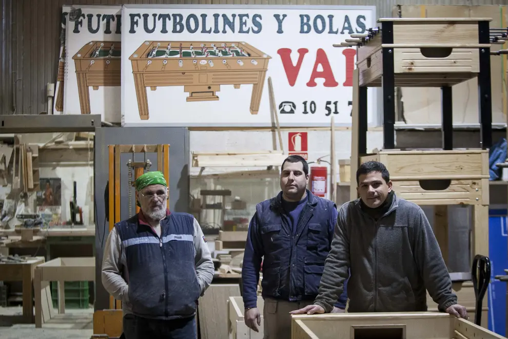 Sergio Torrubia, Ramiro Arnau y Chema Gálvez, trabajadores de Futbolines Val.