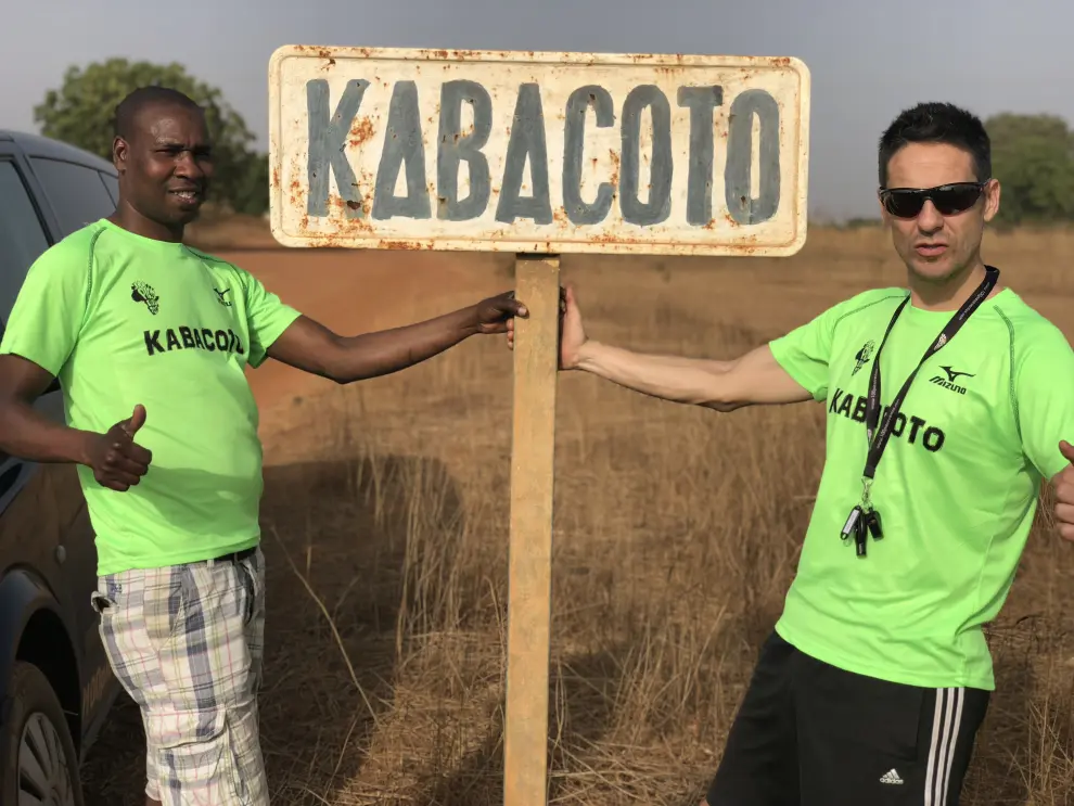 Amat Deme y Sergio del Barrero, a su llegada a Kabacoto.
