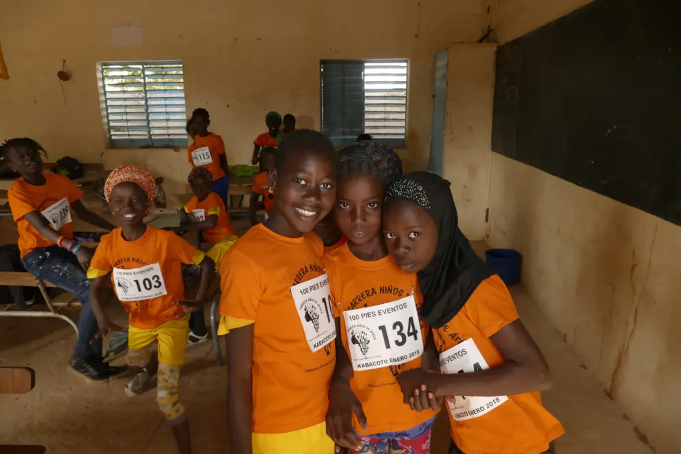 Participantes en la carrera Niños de África, en Kabacoto.