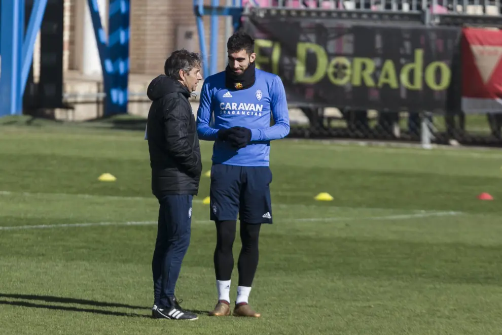 Borja Iglesias, habla con el entrenador en la Ciudad Deportiva