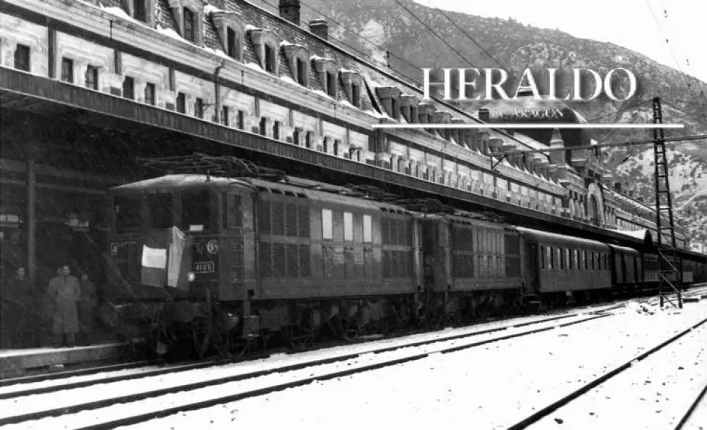Se cumple ahora el 70 aniversario de la reapertura del tren internacional Canfranc-Pau. En la fotografía, El primer tren francés, con las autoridades bearnesas, llegó a las 11:10 a la Estación Internacional de Canfranc el 21 de febrero de 1948.