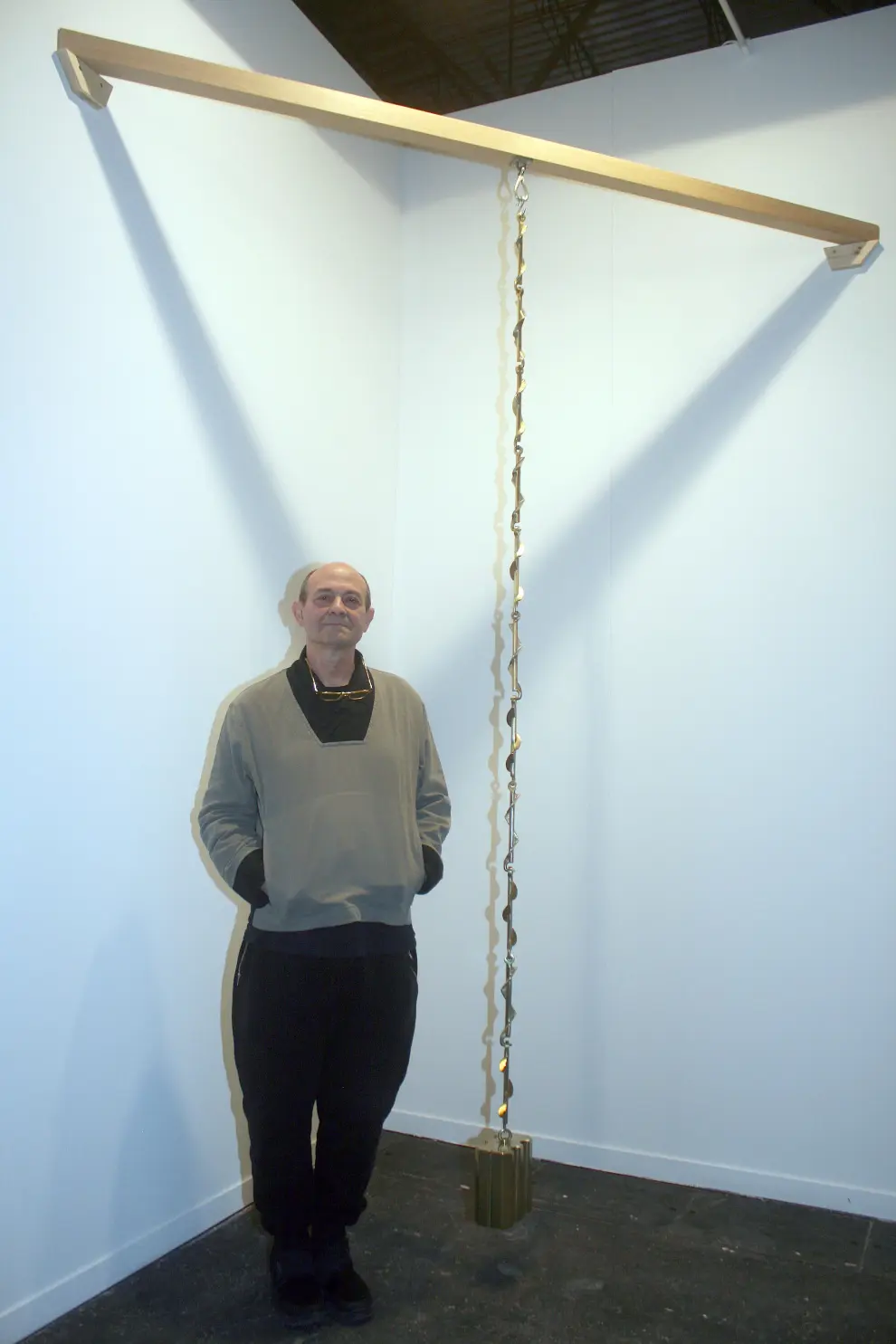 El escultor Fernando Sinaga con su obra Oscillum