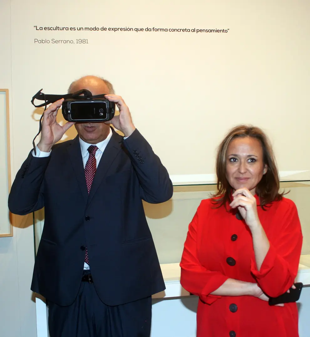 El secretario de Estado de Cultura, Fernando Benzo, visitando el stand de Aragón con la consejera de Cultura, Mayte Pérez.