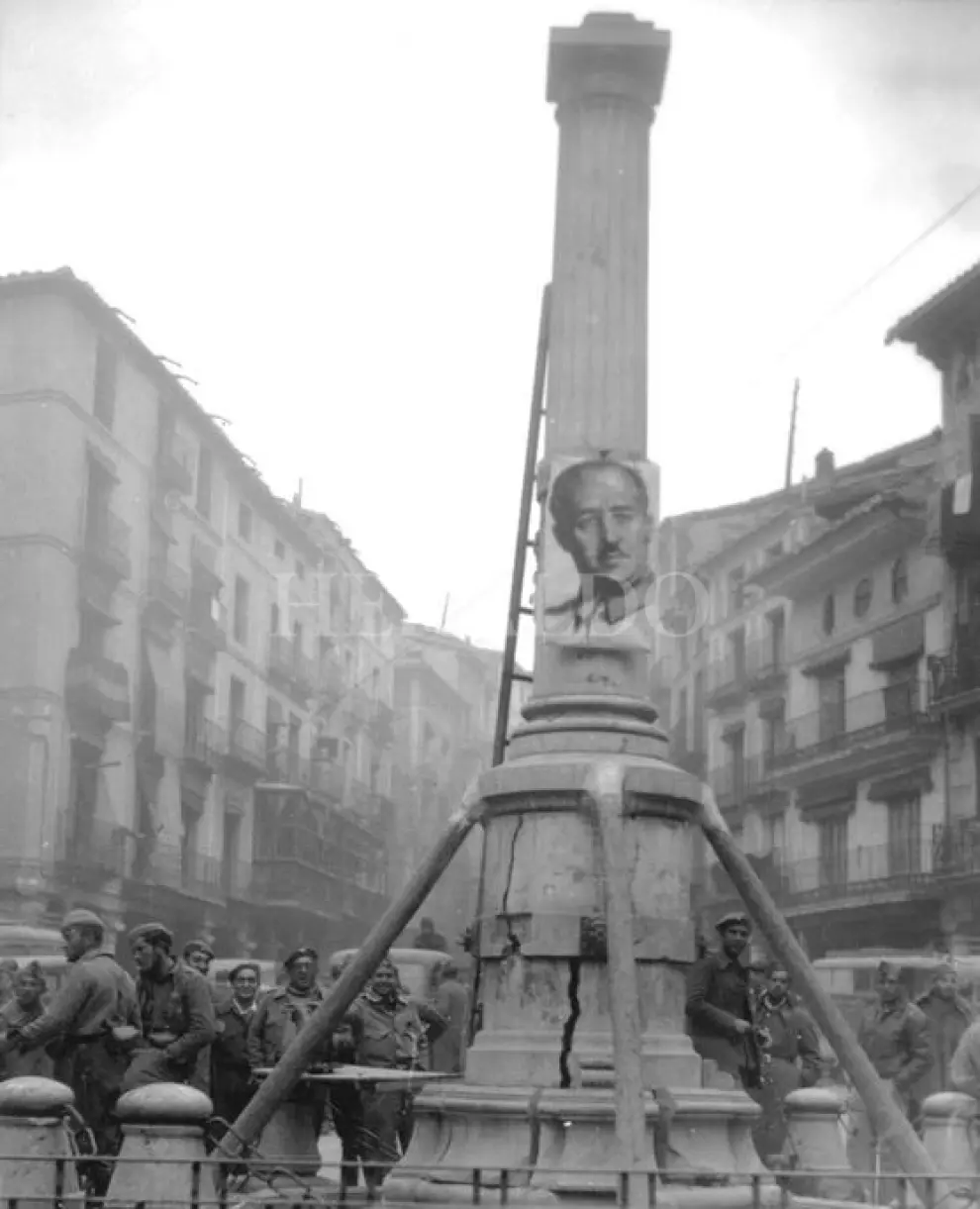 Así encontraron las tropas franquistas el simbólico monumento del Torico cuando entraron en Teruel. La columna sufrió una violenta explosión durante la batalla y al quedar dañada tuvieron que colocar varias vigas de madera a modo de apuntalamiento.