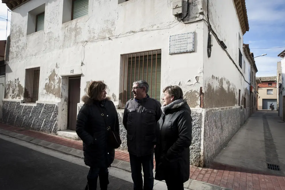 José Ramón Sebastián, alcalde, Isabel Toro y María Jesús Alamán, concejalas municipales, frente a la casa de Pascuala Perié.
