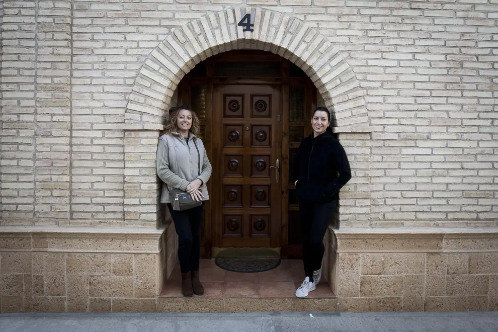 Las hermanas Seguer en una calle de Nuez de Ebro.