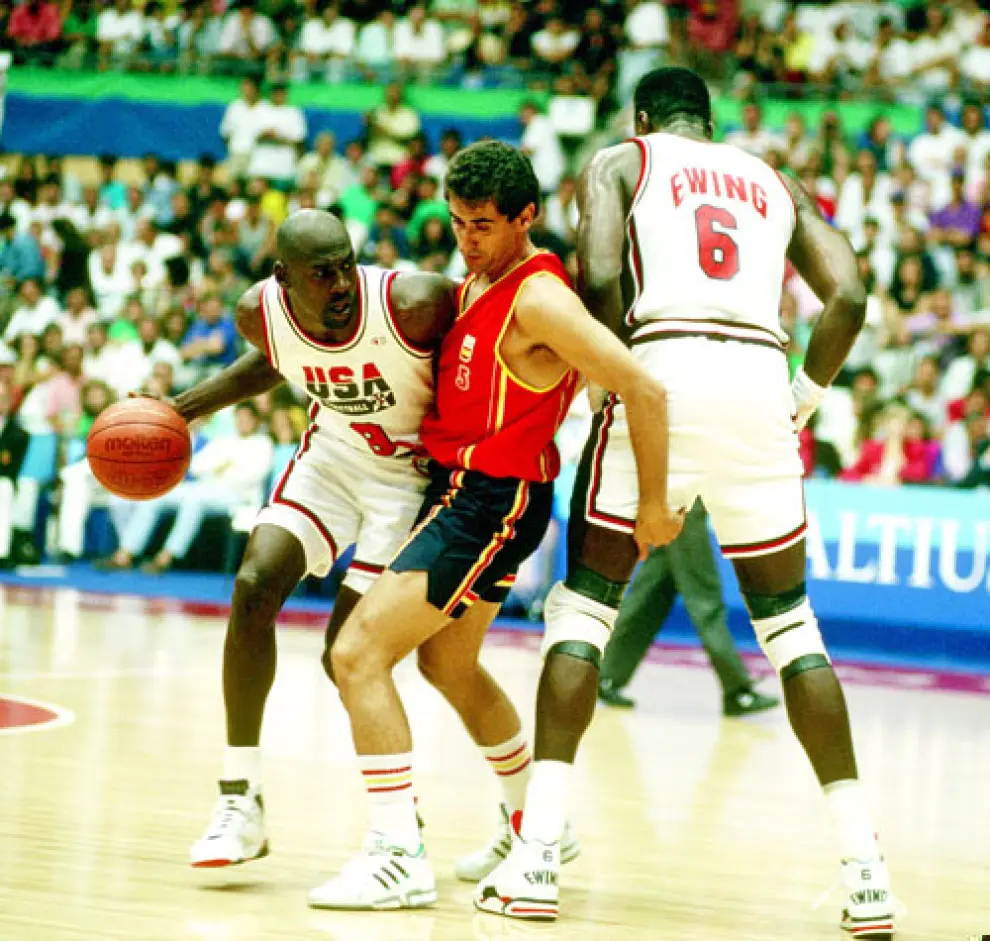 Pepe Arcega. El mediano de los tres Arcega defiende a Michael Jordan en el encuentro ante Estados Unidos de los Juegos Olímpicos de Barcelona 92. Una imagen para la historia.