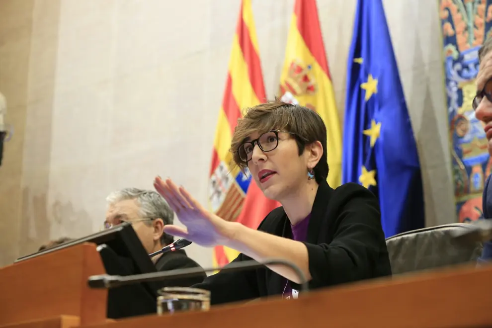 La presidenta de las Cortes, Violeta Barba, llama al orden a los diputados