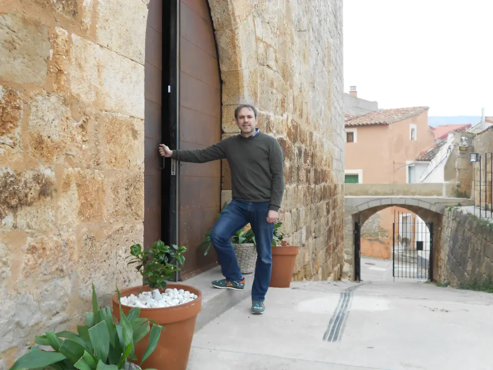 Luis Zueco, escritor e historiador, a las puertas del castillo medieval de Grisel.