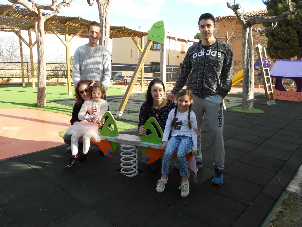 Las pequeñas Uxue y Nerea, con sus padres, en el renovado parque.