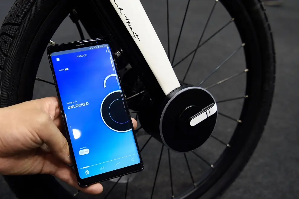 Un móvil con la capacidad de bloquear la bicicleta inteligente Bisecu