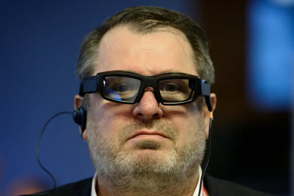 Un hombre prueba las gafas inteligentes de  VUZIK