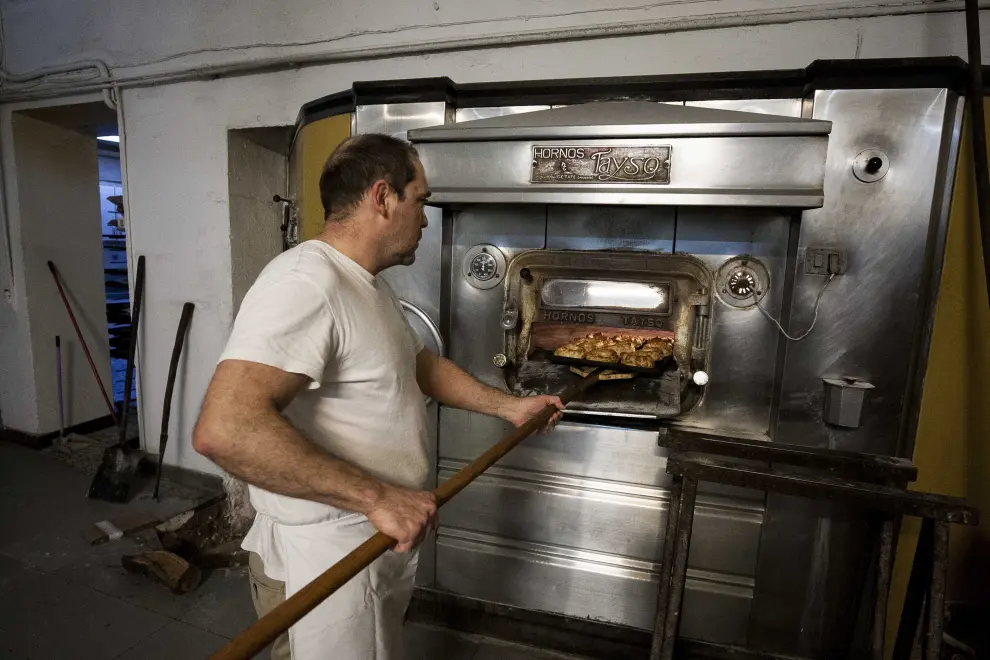 Paco Guarc hornea en las instalaciones de la  Panadería y Pastelería Guarc.
