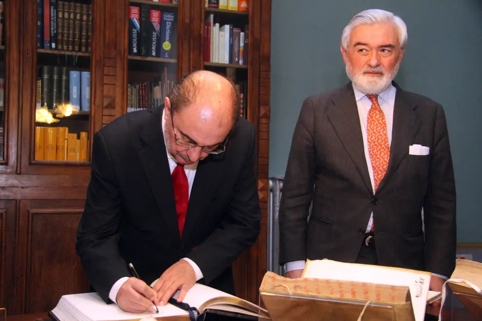 Javier Lambán, en su visita a la RAE, con el presidente de la Real Academia, Darío Villanueva.