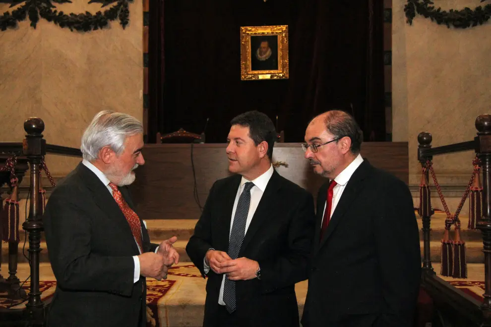 Javier Lambán y Emiliano García-Page, en su visita a la RAE, con el presidente de la Real Academia, Darío Villanueva.