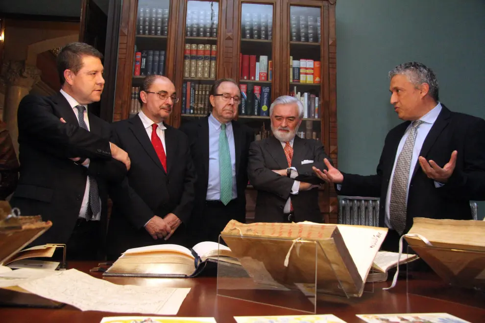 Javier Lambán y Emiliano García-Page, en su visita a la RAE, con el presidente de la Real Academia, Darío Villanueva.
