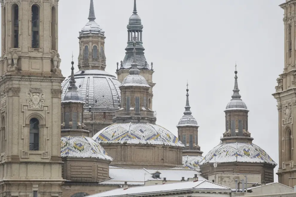 Este miércoles Zaragoza ha amanecido cubierta por una fina capa de nieve