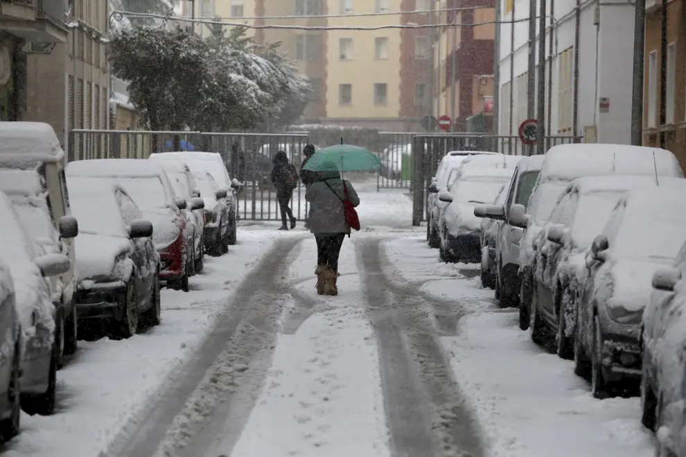 Las calles de Huesca tambien amanecieron cubiertas de nieve