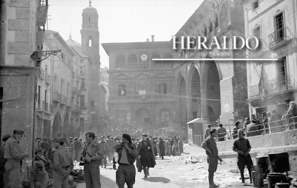 Hace ahora 80 años del duro y rápido combate de las tropas franquistas que ocuparon la localidad de Alcañiz. En la fotografía, la plaza Mayor de Alcaniz tras la ocupación en marzo de 1938.