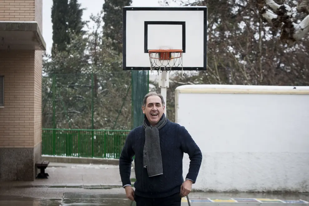 Pepe Arcega, exjugdor internacional de baloncesto, en el patio del antiguo Grupo Escolar de Ainzón.