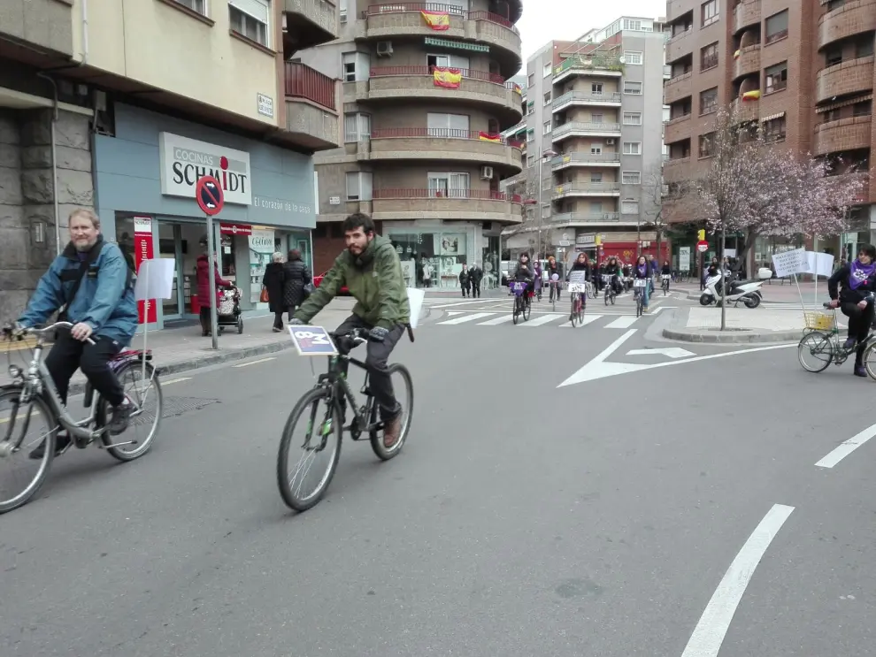 'Bicipiquete' en Zaragoza por la huelga del 8M.