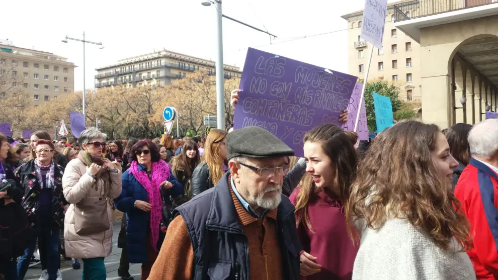 Arranca la manifestación de la huelga feminista del 8M desde la Universidad de Zaragoza.